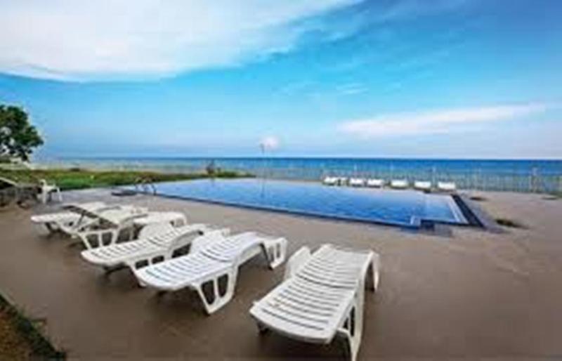 Peacock Beach Hotel Hambantota Exterior foto
