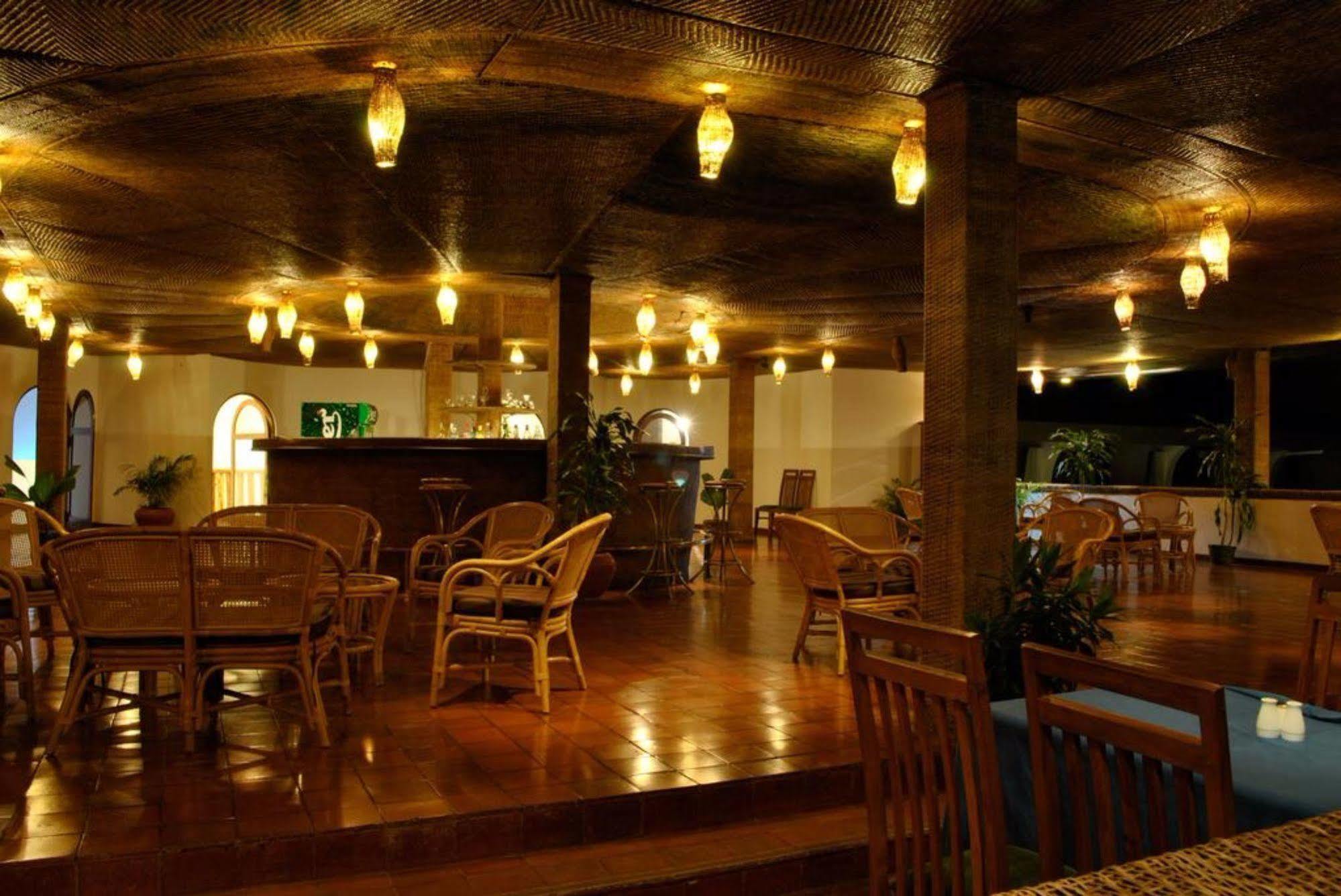 Peacock Beach Hotel Hambantota Exterior foto